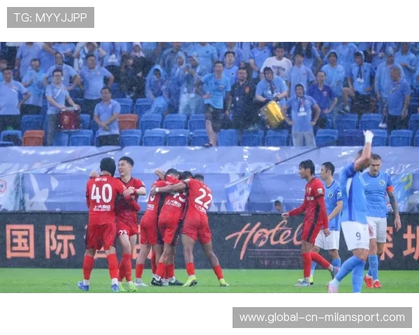 上海海港杨希贴身逼停突破,右路封锁一整场